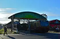 Nicht nur U-Bahnhöfe in Berlin wurden von Rainer G. Rümmler entworfen sondern auch die S-Bahn Station Buckauer Chaussee. Hier fährt eine unbekannte Doppeltraktion 481er als S2 durch den Torbogen in Buckauer Chaussee aus. Im Winter muss an für diese Position früh dort sein da die Sonne genau über die Station wandert.

Berlin Marienfelde 08.01.2018