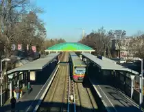 Blick vom Fußgängerübergang auf die S-Bahn Station Buckauer Chaussee mit einem unbekannten 481er Doppel als S2 nach Bernau.

Berlin Marienfelde 08.01.2018