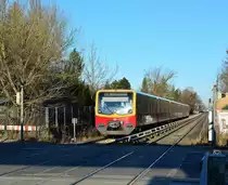 Ein unbekanntes 481er Doppel rollt in die S-Bahn Station Buckauer Chaussee ein.

Berlin Marienfelde 08.01.2018
