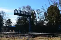 Sie hat ausgedient. Eine alte Signalbrücke vom alten HL Signalsystem übrig geblieben steht ohne Funktion vor der S-Bahn Station Buckauer Chaussee.

Berlin Marienfelde 08.01.2018
