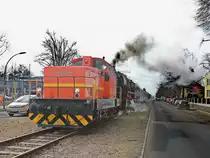 Blick in die Stubenrauchstraße in Berlin Rudow am 17. März 2018 mit 52 8131-6 der WFL und  ML 00605 der Neukölln - Mittenwalder Eisenbahn-Gesellschaft AG (NME) auf dem Mittelstreifen.

