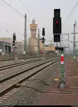 Blick auf das nördliche Gleisvorfeld des Bahnhofs Merseburg mit Ks-Signalen und dem Turm der Aluminiumfolie Merseburg GmbH. [17.2.2018 | 13:36 Uhr]