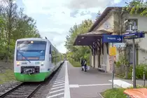 Blick nach Norden in Poppenhausen am 4.5.16: EiB-VT 003 hielt auf dem Weg nach Schweinfurt Stadt. Neben dem Empfangsgebäude liegt nur noch das durchgehende Hauptgleis.
