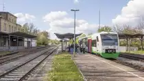 Knapp 10 Jahre später stand der RegioShuttle Nummer 3 der Erfurter Bahn in Ebenhausen auf Gleis 3. (Blick nach Norden am 4.5.16)