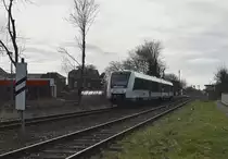 Gerade hat der VIAS VT 243 als RB 34 den Bahnsteig in Rheindahlen verlassen heute Nachmittag und fährt nun in Richtung Rheydt Hbf auf seinem Weg nach Mönchengladbach Hbf. 