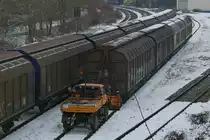Mit einer Kupplungsstange stellt ein Zweiwege-Unimog am 09.02.2018 in Ummendorf mit Kühlschränken beladene Schiebewandwagen für die am darauffolgenden Tag stattfindende Abholung zusammen.