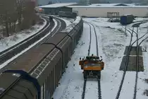 Mit einem Seil zieht ein Zweiwege-Unimog am 09.02.2018 in Ummendorf mit Kühlschränken beladene Schiebewandwagen an eine bereits zusammengestellte Wagengruppe, die dann alle am darauffolgenden Tag abgeholt werden.