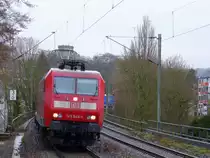 145 045-1 DB  kommt aus Richtung Aachen-West mit einem LKW-Zug aus Zeebrugge-Ramskapelle(B) nach Novara(I) und fährt durch Aachen-Schanz in Richtung Aachen-Hbf,Aachen-Rothe-Erde,Stolberg-Hbf(Rheinland)Eschweiler-Hbf,Langerwehe,Düren,Merzenich,Buir,Horrem,Kerpen-Köln-Ehrenfeld,Köln-West,Köln-Süd. 
Aufgenommen vom Bahnsteig von Aachen-Schanz. 
Bei Regenwetter am Morgen vom 16.3.2018.