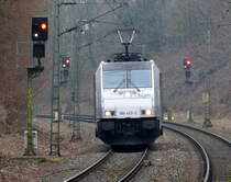 186 422-2 von der Rurtalbahn kommt als Lokzug von Aachen-Hbf nach Aachen-West und fährt durch Aachen-Schanz in Richtung Aachen-West. 
Aufgenommen vom Bahnsteig von Aachen-Schanz. 
Am Eiskalten Morgen vom 21.3.2018.