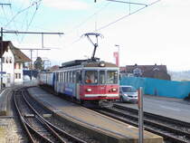 asm Seeland - Kieszug mit dem Be 4/4 304 mit 3 Kieswagen und Schiebend am Schluss der Be 4/4 302 unterwegs bei der durchfahrt im Bahnhof Lattrigen am 14.03.2018