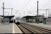 9442 104 (Bombardier Talent 2) von Abellio Rail Mitteldeutschland als RE 74586 (RE18) von Halle(Saale)Hbf nach Großkorbetha trifft auf eine leicht versteckte BR 672 (DWA LVT/S) der Burgenlandbahn (DB Regio Südost) als RB 16819 nach Querfurt im Bahnhof Merseburg. [17.2.2018 | 13:20 Uhr]