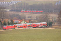 Auf der Strecke Dresden-Priestewitz-Ruhland-Leipzig , links ein RE  Richtung Leipzig.
Rechts , auf der höherliegenden Strecke zwei Doppeleinheiten, welche Probefahrten(?) auf der Strecke  Dresden - Böhla -Elsterwerda oder Riesa absolvieren.
Führend ist der Triebkopf  445 054  22.03.2018 09:39 Uhr.