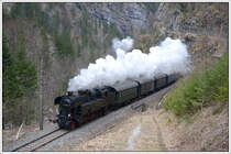 ÖGEG 78.618 mit ihrem SR 14483 von Timelkam durch das Gesäuse nach Admont, am 17.3.2017 zwischen Hieflau und Gstatterboden aufgenommen.