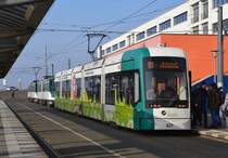 Potsdam, Stadler Variobahn #421 und Tatra KT4DMC-Traktion (Wagen #148 und #248) stehen an der Haltestelle S Hauptbanhof. Die Aufnahme stammt vom 15.02.2018. 