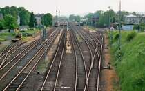 Zum Schluss dieser kleinen Serie ein Blick auf den Bahnhof von Rumburk mit seinen Gleisanlagen im abendlichen Licht. Ich stehe auf der Brücke,deren Strecke unter mir weiter nach Ebersbach/Jirikov(Georgswalde) führt. 
Heute ein stillgelegter Grenzübergang, der nur zu Sonderfahrten genutzt wird (Löbauer Eisenbahnfreunde), erlebte ich zum Aufnahmezeitpunkt am 25.08.2008 noch einige planmäßige Fahrten.
In Blickrichtung geht es hinten links einmal nach Krasna Lipa,dann daneben rechts nach Pansky,Mikolasovice und Dolni Poustevna nach Sebnitz, danach weiter rechts daneben gehts ins Depot und ganz rechts außen über Sluknov(Schluckenau),Mikolasovice und ebenfalls nach Sebnitz. 
Die abgestellte Diesellok brachte den täglichen Güterzug und wartet auf die morgendliche Rückfahrt am nächsten Tag. 
