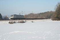 185 621 der LTE mit einem Flachwagenzug bei Edlhausen Richtung Regensburg, 21.01.2017