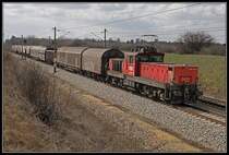 Selten sind Loks der Baureihe 1064 im Güterzugseinsatz zu sehen. Die Loks werden planmäßig nur im schweren Verschubdienst in den Bahnhöfen Wien Zentralverschiebebahnhof und Großverschiebebahnhof Villach Süd eingesetzt. Am 21.03.2018 bespannte die 1064 008 ausnahmsweise eine Güterzug zwischen Wien Zvbf. und Straßhof. Hier zu sehen bei Helmahof.