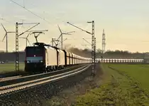 Im Abendlicht des 19.3.2018 kommt hier ein Kohlebomber nach Dillingen mit einem sehr langen Zug an der Klaue in Doppeltraktion von Gubberath gen Grevenbroich im schönsten Streiflicht daher geschlängelt. Geführt wird der Zug von der 189 047-4 und einer mir unbekannten Schwesterlok.