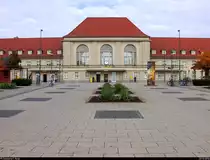 Blick auf das gepflegte Empfangsgebäude des Kulturbahnhofs Weimar. Das Bild habe ich noch mit meiner alten Digitalkamera aufgenommen. [23.10.2016]