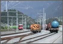 Links ist die RhB Doppelspur Chur - Reichenau-Tamins zu sehen, dann zwei Dreischienengeleise zur Ems Chemie und S�gerei Stallinger (mit Rhb Holzwagen) und rechts das normalspurige Gleis der Ems Chemie. Der blaue Tankwagen ist ein Spezialfahrzeug aus Polen. (24.05.2007)