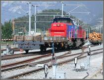 F�r den Verschub von schmalspurigen RhB-Wagen (hinter der Lok) wurde eigens ein alter Ks umgebaut und mit Mittelpuffer ausger�stet. So kann die normalspurige Am 843 auch schmalspurige Fahrzeuge rangieren. (24.05.2007)