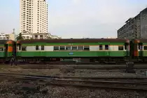 บชส. 611 (บชส = BTC/Bogie Third Class Carriage) am 11.Jänner 2018 im Bf. Hua Lamphong.