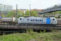 Die Lokomotive 186 187-1 von Metrans mit einem Containerzug im April 2014 in Dresden.