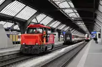SBB Ee 922 025-2 holt am 20. März 2018 auf Gleis 8 im Zürich HB, die Wagen des IC 3 771 von Basel SBB - Zürich HB ab. 