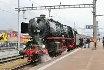 Die BR 01 202 des Vereins Pacifics 01 202 wartet am 20. März 2018 im Bahnhof Erstfeld mit einem langem Dampfzug auf das grosse Highlight: Eine Pararellfahrt zwischen der 01 202 und der C 5/6 2969 einem kürzerem Dampfzug auf der Gotthard-Süd-/Nordrampe.
Für die Dampfzüge wurden folgende Lokomotiven eingesetzt: Dampfzug Nr. 1 mit der 01 202 und der SBB Re 420 325-3 am Zugschluss, Dampfzug Nr. 2 aus der C 5/6 2969  Elfefant  und der Ae 4/7 10987 am Zugschluss. 