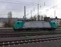 Die Cobra 2827 rangiert in Aachen-West. 
Aufgenommen vom Bahnsteig in Aachen-West. 
Bei Sonnenschein und Regen am Morgen vom 23.3.2018.