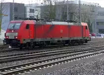 186 328-1 DB-Schenker kommt als Lokzug aus Antwerpen(B) nach Aachen-West und fährt in Aachen-West ein. 
Aufgenommen vom Bahnsteig in Aachen-West. 
Bei Sonnenschein und Regen am Morgen vom 23.3.2018.