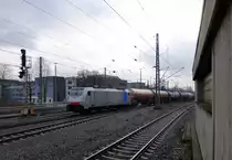 186 454-5 von Railpool kommt aus Richtung Montzen/Belgien mit einem Kesselzug aus Antwerpen-BASF(B) nach Ludwigshafen-BASF(D) und fährt in Aachen-West ein. 
Aufgenommen vom Bahnsteig in Aachen-West. 
Bei Sonnenschein und Regen am Morgen vom 23.3.2018.
