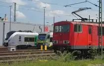 Hof Hbf am 08.06.2015 konnte ich vom Parkplatz einer Spedition aus diese Fzg.-Kombination ablichten. Das Grünzeug vor der rangierenden 155 liess sich nicht vermeiden und als Kombinationsbild der verschiedenen Baureihen, die man hier so antreffen kann, taugt es doch. Hoffe ich...