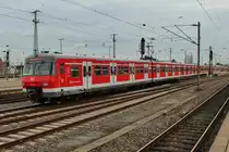 420 424-4 und 420 966-4 fahren am 18.8.2017 als S1 von Essen-Steele Ost nach Dortmund Hauptbahnhof in den Dortmunder Hauptbahnhof ein.
