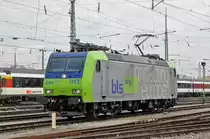 Re 485 013-7 verlässt die Abstellanlage beim Badischen Bahnhof. Die Aufnahme stammt vom 15.03.2018.