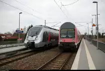 9442 814  Die Wartburg  (Bombardier Talent 2) von Abellio Rail Mitteldeutschland als RE 74730 (RE19) von Halle(Saale)Hbf Gl. 13a nach Leinefelde trifft auf DABbuzfa 760 der S-Bahn Mitteldeutschland (DB Regio Südost) als S 37747 (S7) von Halle-Nietleben nach Halle(Saale)Hbf Gl. 13a.
Aufgenommen im Hp Halle Rosengarten auf der Bahnstrecke Halle–Hann. Münden (KBS 590). [18.2.2018 | 16:08 Uhr]