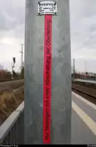 Ein paar andere Ideen kommen auf, wenn der Zugverkehr nur mäßig ist...
Dieser 2016 erbaute Laternenmast im Hp Halle Rosengarten auf der Bahnstrecke Halle–Hann. Münden (KBS 590) trägt zusätzlich den Hinweis  Nur besteigen mit einer Abschaltung der Oberleitung . Es ist recht belanglos, aber vielleicht für manche interessant. [18.2.2018 | 16:10 Uhr]