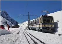 Höchste Zeit, vom Winter Abschied zu nehmen: Der Rochers de Naye Bhe 4/8 301 erreicht als Zug 3362 nach Montreux den Halt Jaman.
24. März 2018