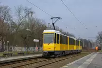 Berlin, Treskowallee. Tatra KT4DM-Traktion (Wagen #6167 + #?) erreicht die Haltestelle Treskowallee/Volkspark Wuhlheide. Die Aufnahme stammt vom 15.02.2018. 
