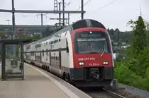 Zuerst einmal vielen Dank an den Triebfahrzeugführer für den freundlichen Gruß. Der RABe 514 ist ein vierteiliger doppelstöckiger Triebwagenzug (DTZ) der SBB für die S-Bahn Zürich aus der Produktfamilie Siemens Desiro Double Deck. 514 050 rauscht hier durch Neuhausen (am Rheinfall) in Richtung Herrliberg-Feldmeilen (am Zürichsee) über Zürich Flughafen. In Neuhausen teilen sich die Strecken nach Winterthur (Rheinfallbahn) und nach Eglisau. Die S 16 wird die Strecke über Eglisau benutzen. 14.05.2015