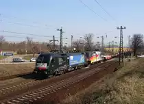 ES64U2 067 mit  ETCS Trainguard  Beklebung und ES64U2 060 mit  25 Jahre Deutsche Wiedervereinigung  Beklebung mit einem verschneite Güterzug in Richtung Hegyeshalom kurz nach Bf. Komárom.
24.03.2018.