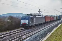 ES 64 F4-286 ist mit einen Containerzug in Richtung Norden unterwegs,gesehen am 15.03.2018 in Würzburg/Süd.