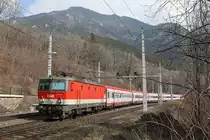 Der Osterferienverstärker D-14339 nach Villach Hbf.durchfährt am 24.3.18 mit 1144.208 den Bhf.Payerbach/R.