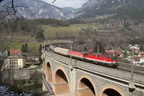 Einen herrlichen Blick auf den Schwarzatal-Viadukt in Payerbach hat man jetzt seit dem der Abschnitt neu ausgeschnitten wurde. 1142.668 noch nit Pflatsch und 1144.080 befahren mit G-55503 am 24.3.18 die besagte Stelle.