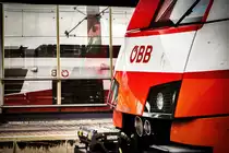 Mal ein Blick in den Spiegel und über die Front des 4746 023 ;-)
Aufgenommen in Villach Hbf, am 18.3.2018.