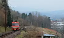 Anlässlich der bevorstehenden Stilllegung des letzten Zahnradabschnittes auf dem Stammnetz der Appenzeller Bahnen und damit auch der Ablösung der Zahnradtriebwagen traf ich mich mit mit Olli, Peter, Stefan und Walter am 17.03.2018 zu einem Mini-Bahnbildertreffen in St. Gallen bzw. dem Appenzeller Land: BDeh 4/4 11 durchfährt die Ruckhaldenkurve