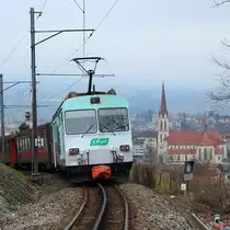 Anlässlich der bevorstehenden Stilllegung des letzten Zahnradabschnittes auf dem Stammnetz der Appenzeller Bahnen und damit auch der Ablösung der Zahnradtriebwagen traf ich mich mit mit Olli, Peter, Stefan und Walter am 17.03.2018 zu einem Mini-Bahnbildertreffen in St. Gallen bzw. dem Appenzeller Land: BDeh 4/4 14 fährt bei Riethüsli in die Ruckhaldenkurve hinunter nach St. Gallen ein