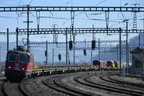 Re 420 298-2 zieht am Morgen des 24.03.2018 ihren Güterzug durch Brugg.