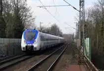 Der RE7 aus Krefeld-Hbf nach Rheine und kommt aus Richtung Neuss-Hbf und fährt durch Neuss-Süd in Richtung Neuss,Norf,Neuss-Allerheiligen,Nievenheim,Dormagen,Köln. 
Aufgenommen vom Bahnsteig 1 in Neuss-Süd. 
Bei Sonnenschein am 24.3.2018.