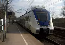 Der RE7 aus  Rheine nach Krefeld-Hbf  und kommt aus Richtung Köln,Dormagen,Nievenheim,Neuss-Allerheiligen,Neuss-Norf und fährt durch Neuss-Süd in Richtung Neuss-Hbf. 
Aufgenommen vom Bahnsteig 1 in Neuss-Süd. 
Bei Sonnenschein am 24.3.2018.